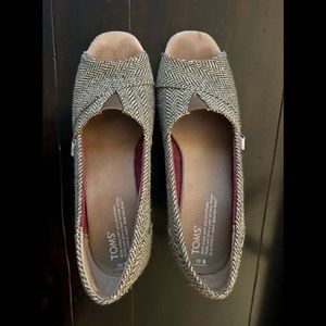 TOMS wedge Brown Metallic Herringbone size 9